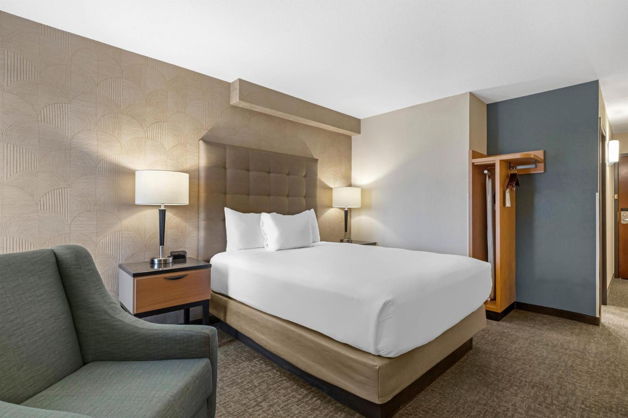Deluxe Queen Room,1765342402:JPEG